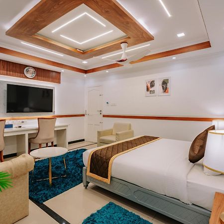 Excellency Airport Hotel Kochi Bagian luar foto