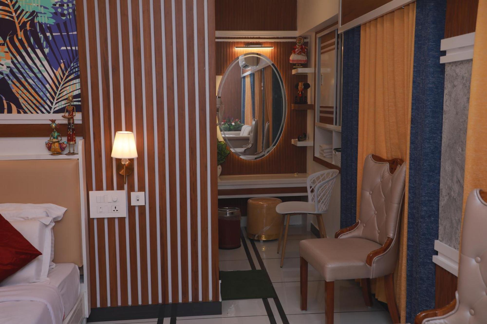 Excellency Airport Hotel Kochi Bagian luar foto