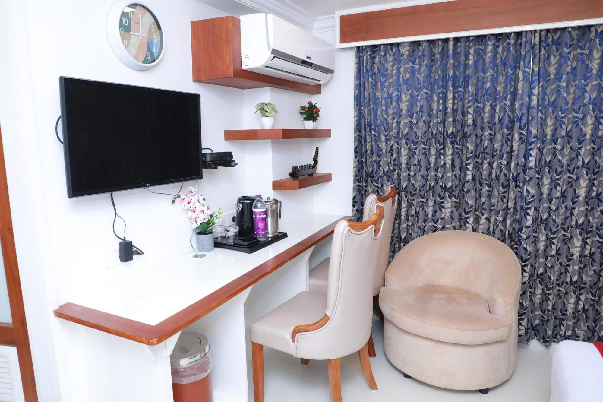 Excellency Airport Hotel Kochi Bagian luar foto
